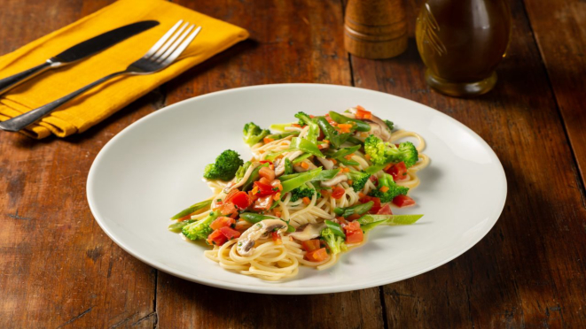 Spaghetti de legumes, prato principal do almoço e jantar do Olivença Cozinha Ibérica.