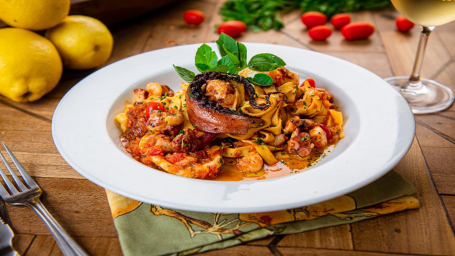 Tagliatelle ai frutti di mare, sendo tagliatelle com frutos do mar, camarão, lula, polvo, pepperoni, salsinha e tomate. Prato servido no almoço no Limoeiro Casa de Comidas.