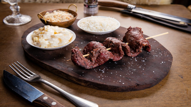 Skirt steak, acompanhado de maionese da sogra, farofa bull e arroz branco, opção do almoço e jantar do Bull Prime Carnes Nobres (Batel/Silva Jardim; Cabral e Pátio Batel).