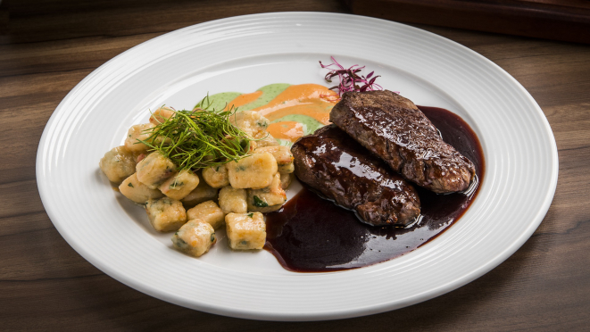 Paillard com redução de vinho merlot, acompanhado de gnocchi de tomate seco e rúcula, prato principal do almoço do Euro Bistrô.