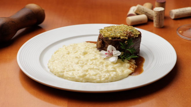 Mignon a la provence, mignon grelhado com crosta de ervas e amêndoas, acompanhado de risoto de Grana Padano, servido no jantar do Maccheroni Trattoria.
