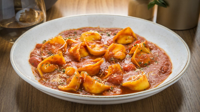 Ravioli de mozzarella de búfala ao molho sugo, servido no almoço e jantar no Scavollo.