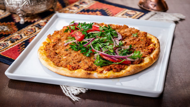Pizza turca - lahmacun, massa com carne moída condimentada, finalizada com salsinha, tomate, cebola roxa e sumac. Opção servida no almoço do BaraQuias (Juvevê e Parkshoppingbarigüi).