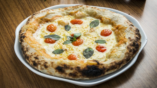 Pizzas de fermentação natural, sendo de sabores diversos, incluindo opções vegetarianas. Opção de almoço e jantar no Donna Taça.