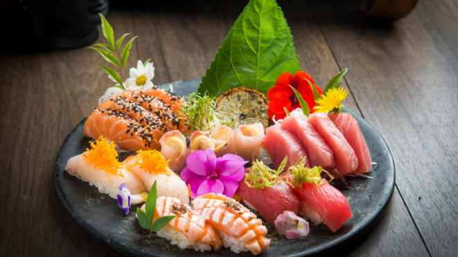 Combinado mix, uma seleção de sashimis e niguiris, servido no almoço e jantar do Z Sushi.