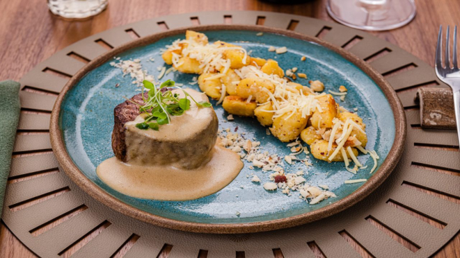 Mignon ao molho dijonaise, acompanhado de gnocchi de mandioquinha, castanhas e queijo comté, opção do jantar do Koré Suryaa.
