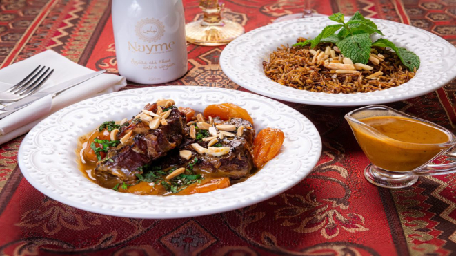Cordeiro com damascos e arroz de aletria, servido no almoço e jantar no Nayme Culinária Árabe.