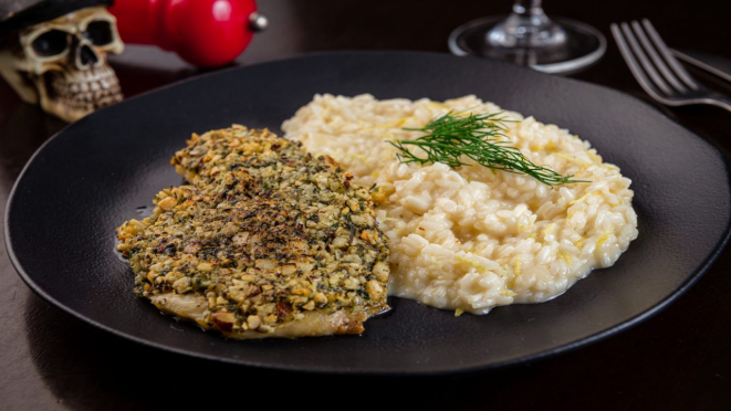 Peixe branco com crosta de castanha e ervas, servido com risoto de limão-siciliano, prato principal do jantar do Cão Véio.