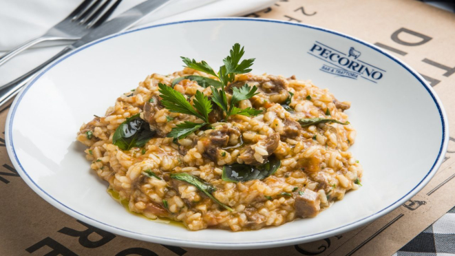 Risoto ao ragu de ossobuco, prato principal servido no almoço e jantar do Pecorino Bar & Trattoria.