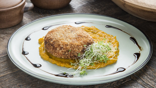 Gran Arancini de cogumelos e queijos com purê de abóbora, opção no almoço e jantar do Parma Café & Bistrô.