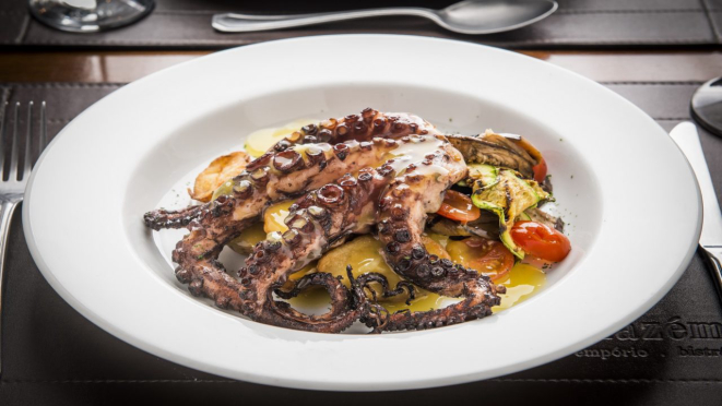 Polvo grelhado com redução cítrica e legumes grelhados, acompanhado de batatas ao murro, opção servida no jantar do Armazém 71 Cucina - Vino.