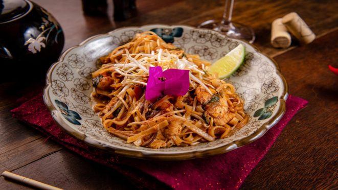 Pad Thai de camarão e frango, prato principal servido no jantar do Thai Restaurante Thailandês.