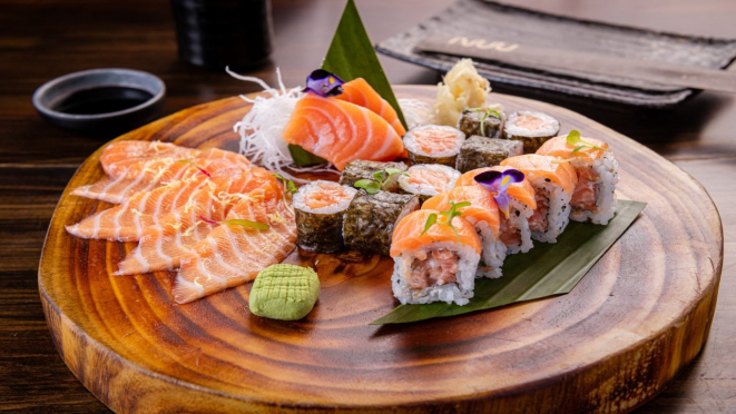 Omakase nuu salmão ou atum (20 peças), composto por 5 uramaki tartar, 8 hossomaki, 5 cortes carpaccio e 2 cortes sashimi. Opção de almoço e jantar do Nuu Nikkei.