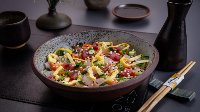Bara bara (shari, peixes em cubos variados, pepino, kani, cebolinha e gergelim), opção de almoço e jantar do Emy by KAZUO.
