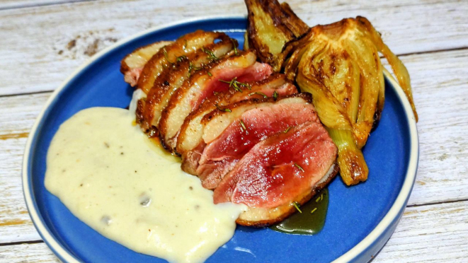 O Magret de pato com funcho foi servido com um purê de inhame.