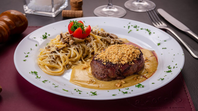 Filleto castanha Pará, mignon grelhado em crosta de castanha-do-Pará acompanhado de fettuccine ao funghi. Opção de almoço e jantar do Cenacolo Restaurante & Eventos.