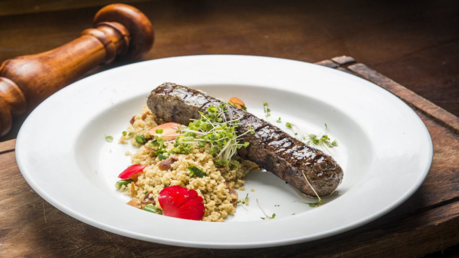 Kafta de picanha, acompanha couscous de castanhas laminadas, vagem e salsinha. Opção de prato principal do almoço do Aish Baladi Gastronomia Árabe.