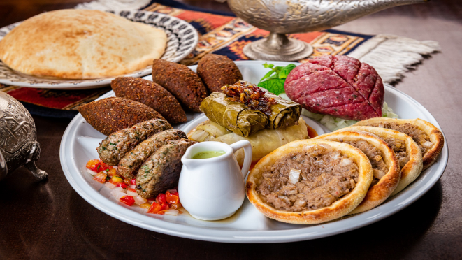 Combinado BaraQuias (4 minikibes fritos, 2 charutos de folha de parreira, 2 charutos de repolho, 4 miniesfihas de carne, 3 minikaftas e kibe cru. Acompanha 1 pão sírio). Opção do jantar do BaraQuias (Juvevê e Parkshoppingbarigüi).