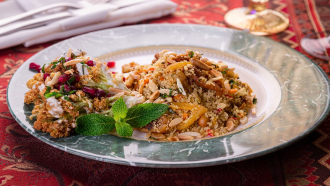 Couscous marroquino e couve-flor com molho tarator e grãos de romã, opção do almoço e jantar do Nayme Culinária Árabe.