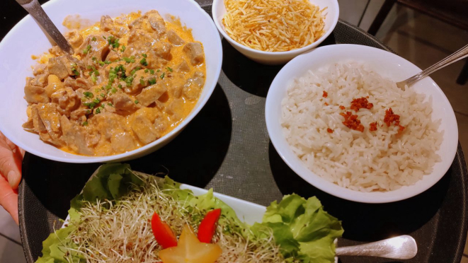 Estrogonofe de língua de cordeiro e seus acompanhamentos.