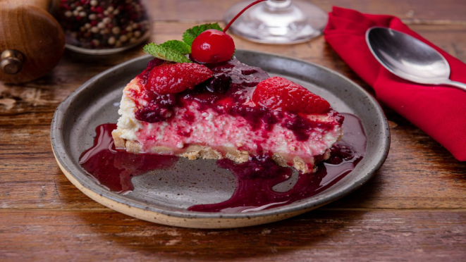 Cheesecake de frutas vermelhas, sobremesa do almoço do Anarco Restaurante - Mercado Municipal.