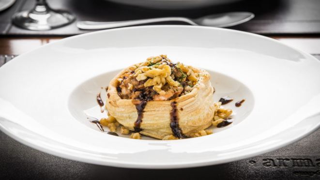 Vol-au-vent de camarão, massa folhada recheada com camarões e ricota fresca, finalizada com redução de caramelo e crocante. Entrada servida no almoço e jantar do Armazém 71 Cucina - Vino.
