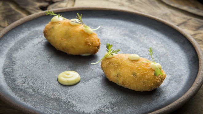 Croqueta de palmito pupunha com molho trufado, entrada servida no jantar da Ox Room Steakhouse.