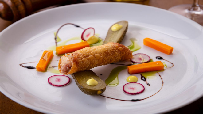 Cannoli de porchetta e picles fermentados, canudo crocante de trigo, recheado de porchetta e acompanhado de picles lactofermentados. Opção de entrada do almoço e jantar do Pescara Cucina Italiana.