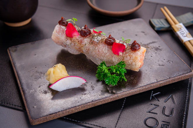 "Shake Ume", um crocante de arroz, pó de nori, maionese de ameixa japonesa e salmão, opção de entrada servida no almoço e no jantar do Emy by KAZUO.