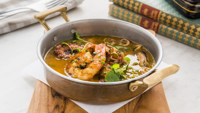 Arroz caldoso de frutos do mar com porco, finalizado com crocante de batata. Opção de almoço do Chez Margot.