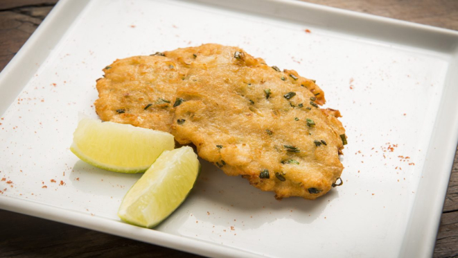 Patanisca, petiscos fritos à base de bacalhau, trigo e ovos. Entrada do almoço e jantar do Olivença Cozinha Ibérica.