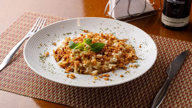 Risoto vegetariano de alcachofra, nozes e cebola crocante, opção do almoço da Osteria da Paz.