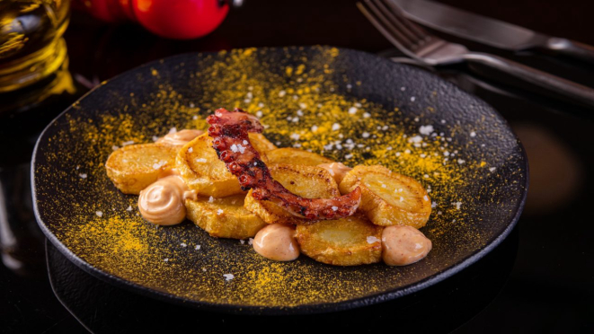 Pulpo à galega com emulsão de páprica, opção de entrada do Paco Cocina y Bar.