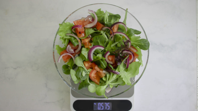 Saladas e outros acompanhamentos também entram na conta da refeição.