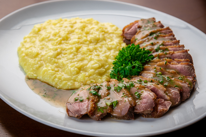 Magret ao molho de ervas com risoto de tangerina e pimenta rosa, opção de prato principal do jantar do Vindouro.