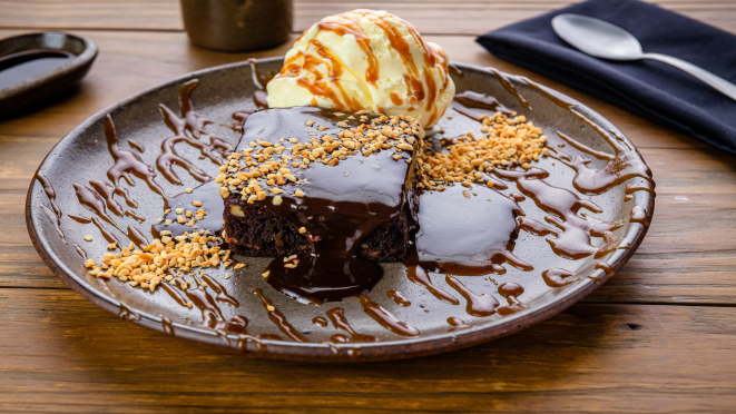 Brownie de chocolate com sorvete de creme e calda de caramelo. Opção de sobremesa do jantar do Fun’iki Rooftop.