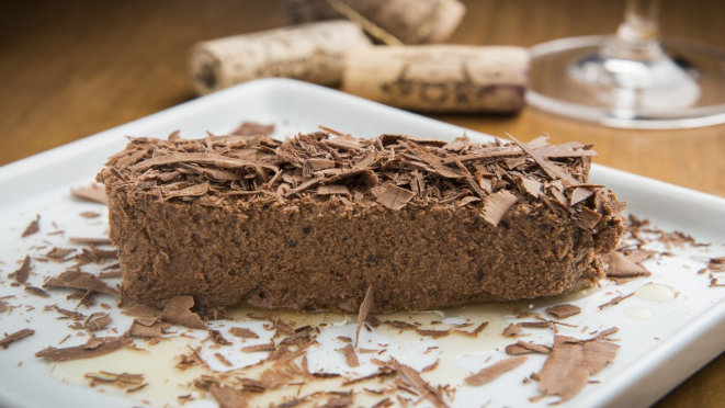 Terrine de chocolate com calda de cupuaçu, opção do almoço e jantar do Bar do Victor.
