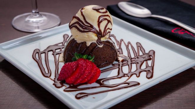 Petit gateau de chocolate com sorvete, sobremesa servida no jantar do ST 444 - Batel.