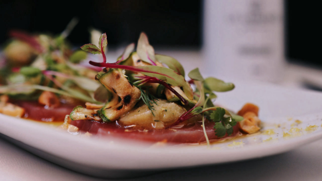 Tagliatta de atum curado, fitas de abobrinha, “pesto branco”, limão siciliano e brotos - uma das sugestões de primeiro prato na noite especial de Celso Freire no La Varenne.