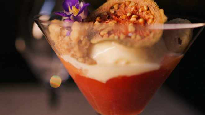 Romeu e Julieta com goiabada cremosa, calda e chips de goiaba, sorvete artesanal de mascarpone e crumble de castanha-do-pará - sobremesa de Gabriela e Celso Freire.