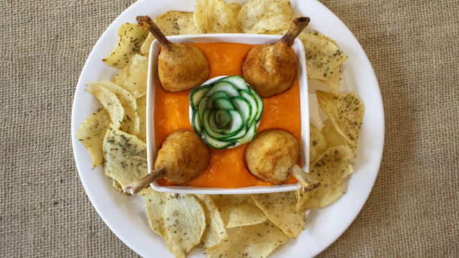 Trouxinha de frango na piscina de cheddar.