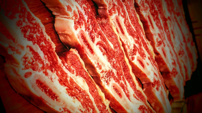Costela Borboleta: ossos achatados, de espessura mais fina e porção de carne mais baixa.