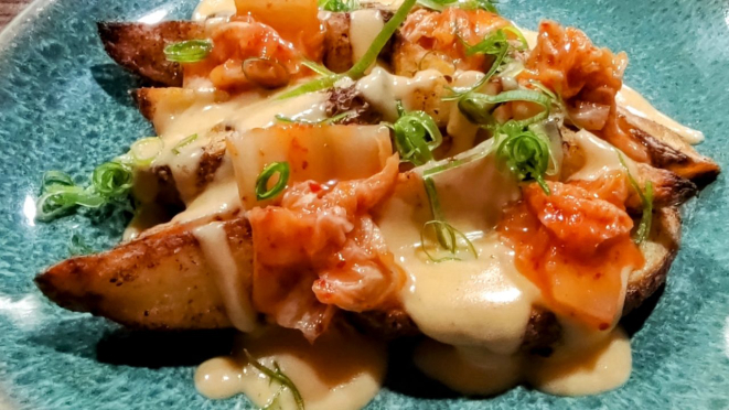 Kimchi fries, batata frita, servida com queijo derretido e kimchi da Kitsune.