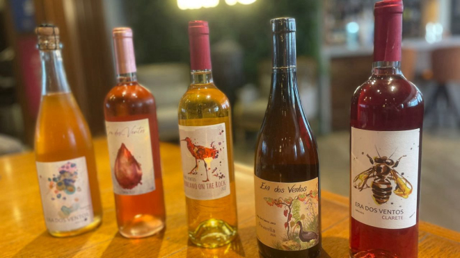 Alguns dos vinhos da vinícola Era dos Ventos disponíveis na adega do restaurante Hai Yo, que valoriza a produção nacional.