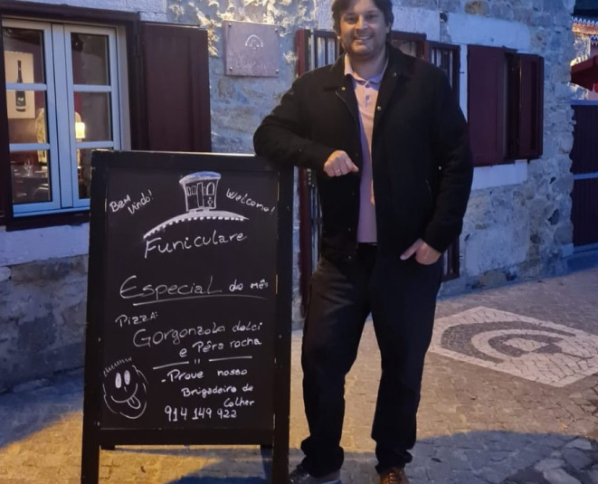 Dudu Sperandio em frente à pizzaria Funiculare, sua operação em Cheleiros, Portugal