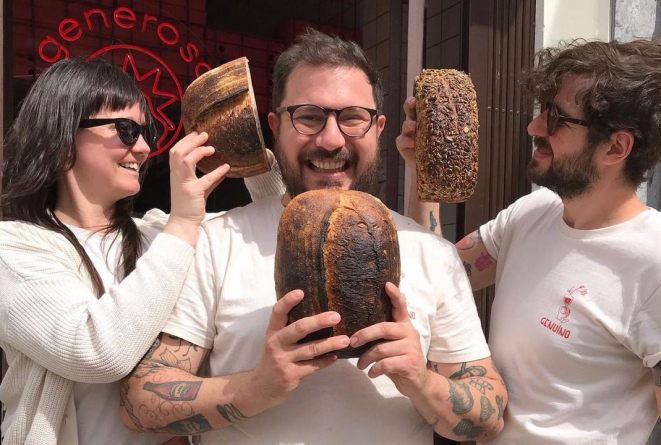 Gabriela Johann e Gustavo Schmidt, sócios-proprietários do Genuíno Bar e Generosa Pizzaria, posam com o padeiro e pizzaiolo Jorge Mariano (ao centro)