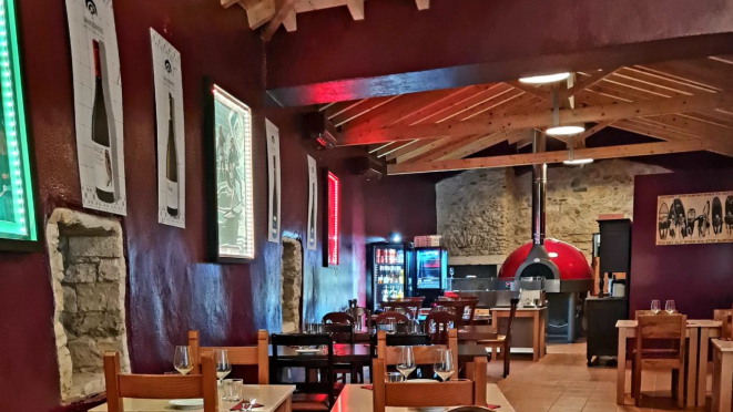 Salão da pizzaria Funiculare no distrito de Cheleiros, região de Lisboa