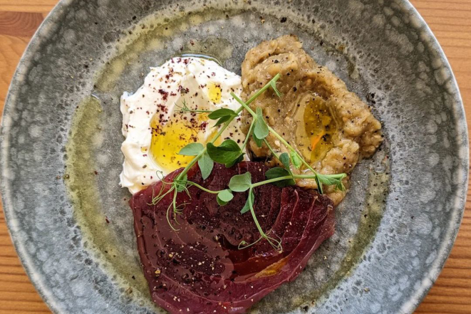 Atum fresco com coalhada, babaganush e sumagre, do Genuíno Porto