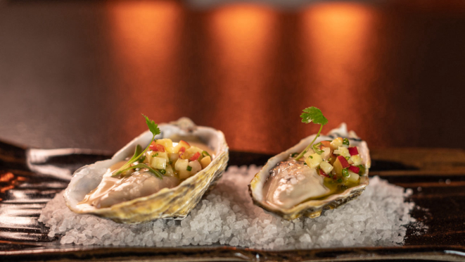 Ostras nativas ao natural, com vinagrete de caju e leite de coco.