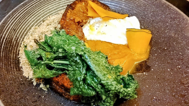 A exploração da abóbora em três texturas e outros tantos sabores - com stracciatella e farofa de semente de abóbora e sálvia.